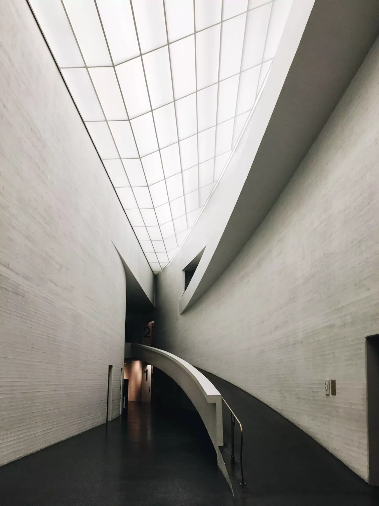 Une rampe le long dâun mur incurvĂ© au musĂ©e Kiasma, Helsinki, Finlande.